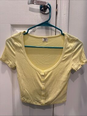Sunday Best Pale Yellow Scoop-Neck Button Crop Top. Size xs